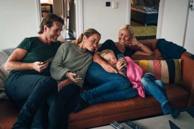 Famlie i sofa med mobil