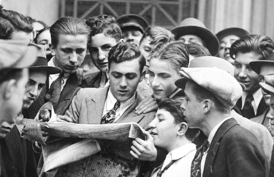 Bilde fra børskrakket i 1929 og Black Monday, mange mennesker samler seg og leser avisen, svart/ hvitt bilde
